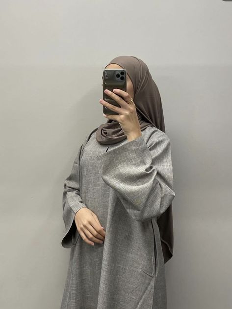 Simple Abaya, everyday abaya, cute and simple Abaya for everyday Credits to the owner (not me) Abaya Turkish Style, Cute Abaya, Yu Nabi, Everyday Abaya, Stylish Formal Dresses, Simple Abaya, University Fashion, High Waisted Slacks, Casual Abaya