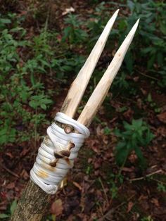 How to make a two pronged hunting spear Miejski Survival, Hunting Spear, Survival Projects, Supraviețuire Camping, Bushcraft Skills, Primitive Survival, Survival Life Hacks, Apocalypse Survival, Survival Techniques