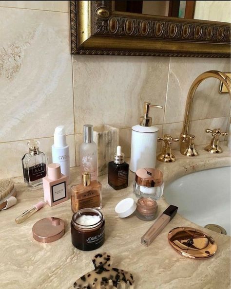 Bathroom Shelfie, Stevie Shay, Olaplex Shampoo, Elemis Pro Collagen, Bathroom Counter, Vogue Beauty, روتين العناية بالبشرة, Beauty Skin Care Routine, Skin Care Products