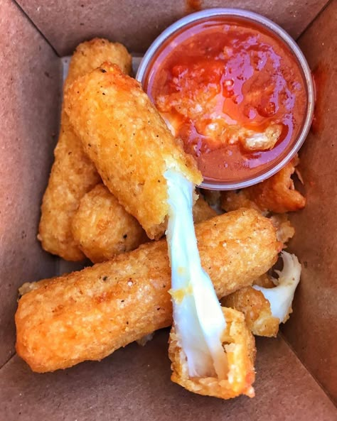 Mozzarella Sticks, Cheese Sticks, Healthy Food Motivation, Yummy Comfort Food, Homemade Snacks, Food Recepie, Unhealthy Food, Fried Food, Food Obsession