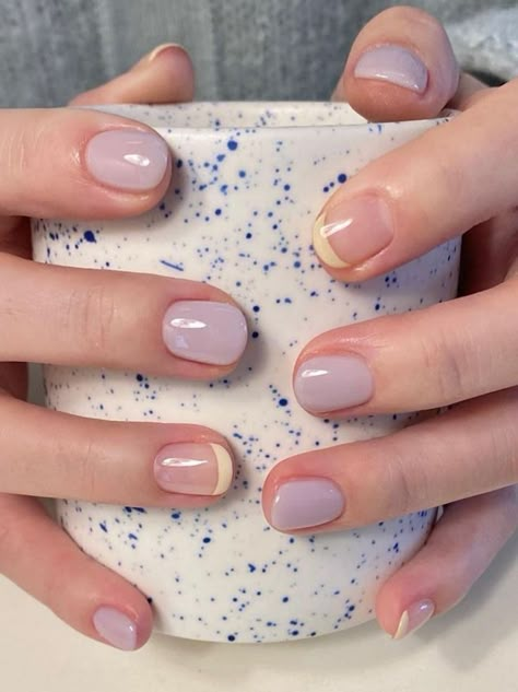 short hazy light purple nails with beige french tip accent Gel Nails Subtle, Nail Idea For Short Natural Nails, Spring Nails On Natural Nails, Purple Natural Nail Designs, Natural Purple Nails, Nail Designs No Acrylic, Light Purple Nails Short, Nails Light Purple, Nails And Toes Matching