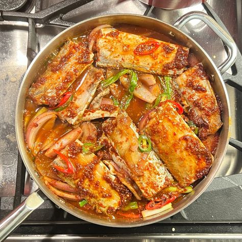 How to Make Kalchi Jorim (Korean Braised Beltfish) — Cafe Maddy Cafe Maddy, Korean Fish, Braised Fish, Spicy Broth, Green Chili Peppers, Fish Stew, Asian Flavors, Fresh Fish, Satisfying Food