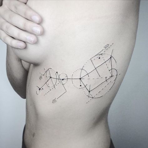 It's Constellation Ursa Major geometric tattoo ✨ #artlovers #blxck #blackink… Orion Tattoo, Shoulder Cap Tattoo, Ma Tattoo, Fern Tattoo, Optical Illusion Tattoo, Ursa Minor, Constellation Tattoo, Back Of Shoulder Tattoo, Tattoo Now