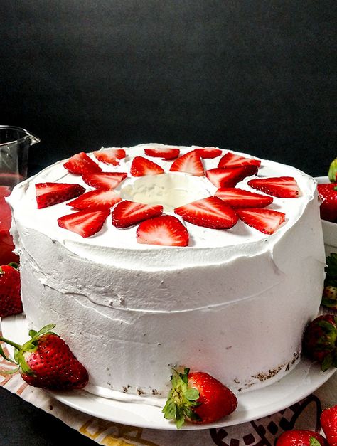 The easiest birthday cake ever is angel food cake with strawberries and strawberry sauce. Just a few ingredients and you have a showstopper cake. Decorated Angel Food Cake, Angel Food Cake Birthday, Angel Food Cake With Strawberries, Showstopper Cakes, Cake With Strawberries, Strawberry Sauce, Simple Birthday Cake, Strawberry Cakes, Angel Food Cake