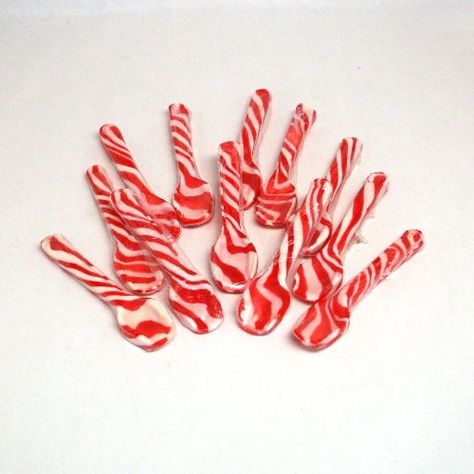 Candy Cane Spoons, Peppermint Spoons, Candy Spoons, Spoons Diy, Candy Cane Gifts, Hot Chocolate Spoons, Peppermint Sticks, Christmas Tableware, Diy Holiday Gifts