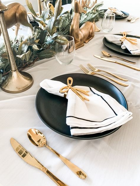 Black Dishes Gold Silverware, Black Plates With Gold Silverware, Black Gold And White Christmas Decor, White Gold Christmas Table, Black White Gold Christmas, Black White And Gold Christmas, Silver Plate Decor, Christmas Linen Napkins, Gold Christmas Table