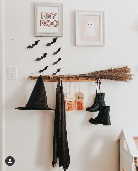 30 Halloween Decor Farmhouse Style Which Are Minimal And Neutral - RecipeMagik Minimal Halloween Decor, Halloween Decor Farmhouse, Bat Party, Farmhouse Halloween Decor, Diy Halloween Ghosts, Halloween Entryway, Deco Halloween, Halloween Web, Paper Bat