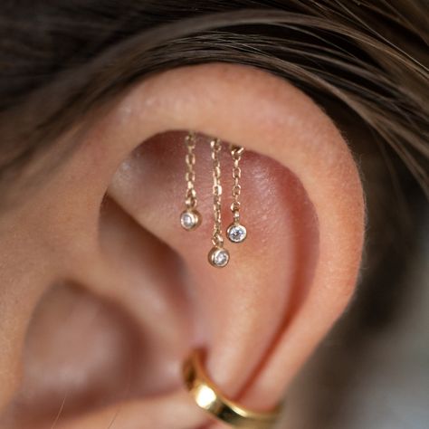 Floating Earrings, Minimalist Ear Piercings, Ear Peircings, Chain Threader Earrings, Helix Jewelry, Ear Piercings Helix, Helix Piercing Jewelry, Cool Ear Piercings, Pretty Ear Piercings