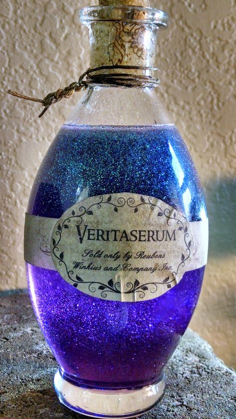 Halloween potions - instructions on recipes to get glitter and dyed potions that will look cool in an apothecary jars display Harry Potter Weihnachten, Harry Potter Christmas Decorations, Kule Ting, Potions Recipes, Jar Display, Halloween Potion Bottles, Halloween Apothecary, Harry Potter Potions, Halloween Bottles