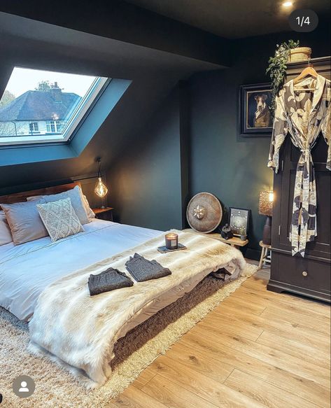 Loft Bedroom Ideas For Adults, Loft Bedroom Ideas Sloped Ceiling, Slanted Roof Bedroom, Loft Bedroom Decor, Angled Bedroom, Slanted Ceiling Bedroom, Sloped Ceiling Bedroom, Small Attic Room, Loft Conversion Bedroom