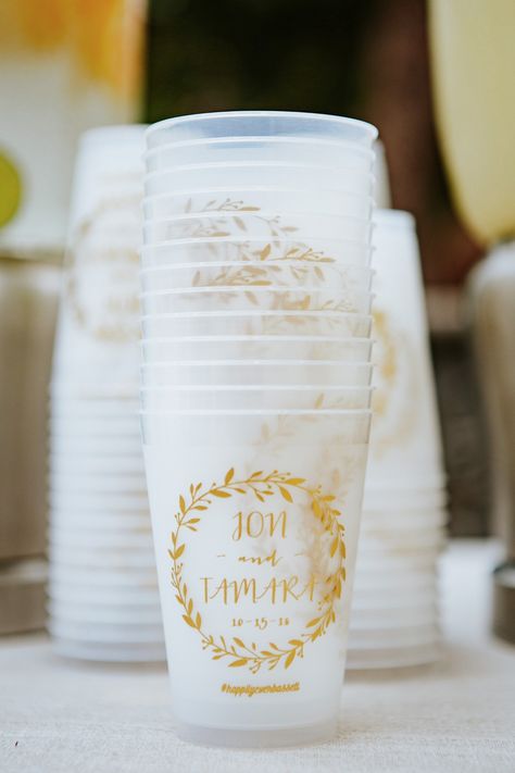 Wedding Plastic Cups, Souvenir Design, Giveaway Ideas, Fairy Tail Wedding, Wedding Flowers Sunflowers, Party Drinks Alcohol, Cheap Backyard, Wedding Anniversary Invitations, Wedding Cups