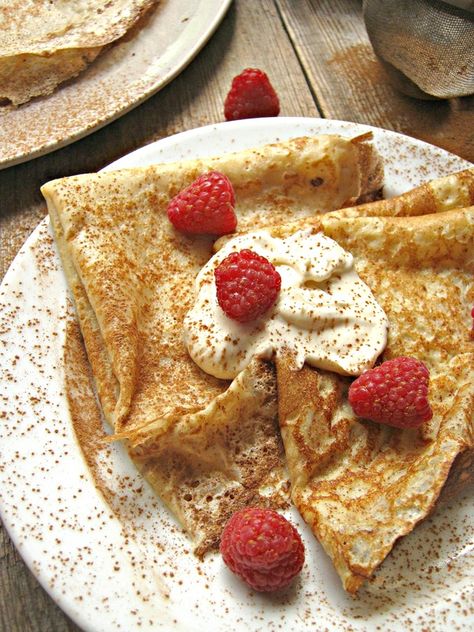 Cinnamon Crepes, Traditional French Food, Filled Crepes, Crepe Recipe Savory, French Crepe Recipe, Breaking Fast, Cooking Friends, Traditional French Recipes, Easy Crepe Recipe