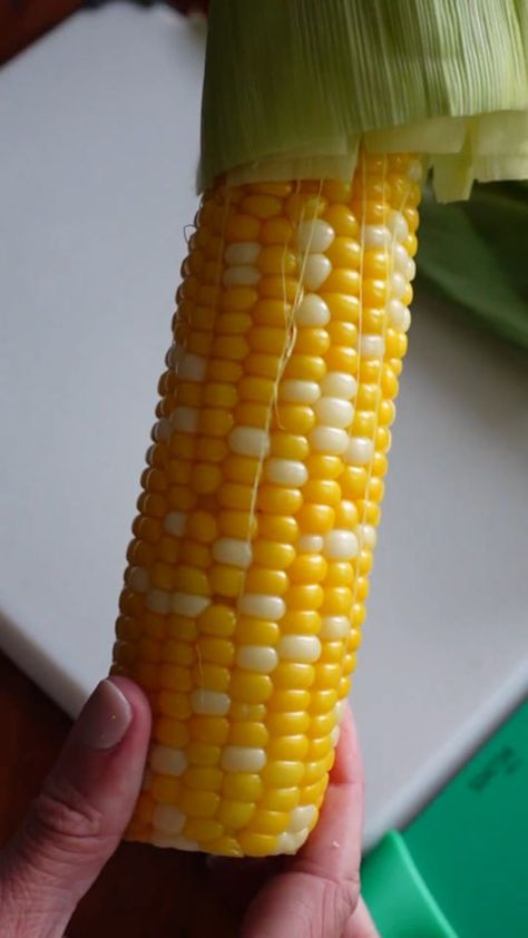 You can microwave corn on the cob easily and save on stove or grill space. Fresh summer sweet corn, ready in minutes with this no-nonsense recipe. Sweet Corn In Microwave, Microwave Corn On The Cob, Cooking Sweet Corn, Microwave Corn, Microwave Baking, Mini Apple Pies, Ears Of Corn, Corn On The Cob, Corn On Cob