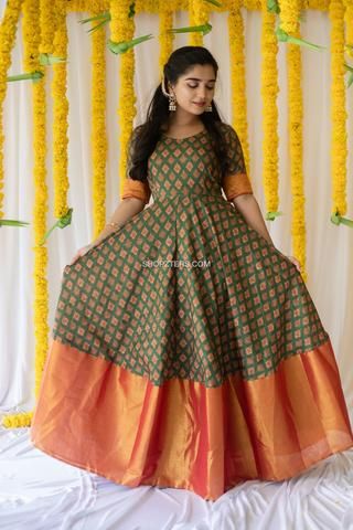 Border Long Frocks, Traditional Frocks, Frock Models, Girls Gang, Green Silk Dress, Latest Maxi Dresses, Long Frock Designs, Long Gown Design, Simple Frocks