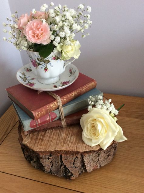 Vintage Wedding Cake Table, Vintage Pasta, Books And Flowers, Book Centerpieces, Wood Lighting, Moroccan Lantern, Vintage Wedding Cards, Tree Slice, Tafel Decor