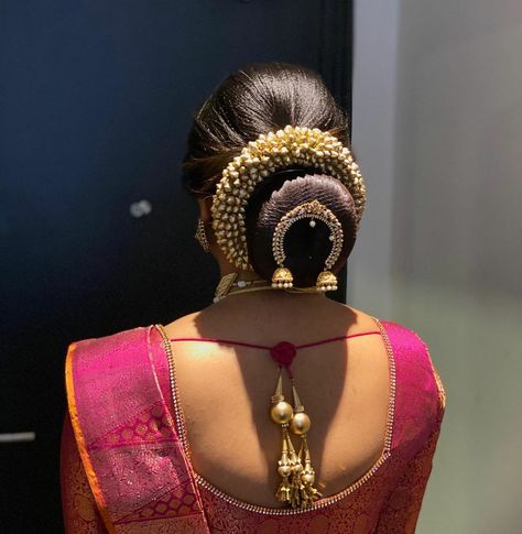 Hair Jwellary Braids, Vidhi Hairstyle, Kondai Hairstyle For Saree, Nauvari Saree Peshwai Hairstyle, Flora Hairstyle, Wedding Jada, Function Hairstyles, Bridal Bun Hairstyle, Festive Hairstyles