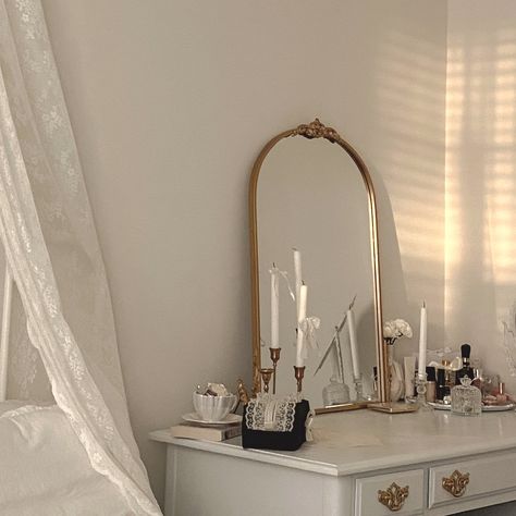 White Academia Room, Light Feminine Room Aesthetic, Vanity Vintage Aesthetic, Feminine Vintage Aesthetic, Baroque Room Aesthetic, Modern Coquette Room, Feminine Vintage Bedroom, Coquette Apartment Aesthetic, Light Feminine Room