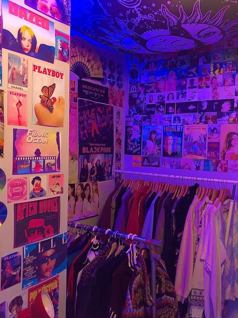 Vintage Room Inspo Retro, Room Decor Retro Vintage, 80s Aesthetic Room Ideas, Alt Room Aesthetic Bedroom, Thug Room Ideas, 80s Bedroom Aesthetic Retro, Weeb Room Ideas Aesthetic, Vintage Room Ideas Retro 80s, Retro Room Inspo 80s