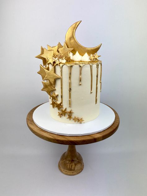 Gold drip cake with gold moon and stars Moon Stars Cake Birthday, Moon Themed Cake Aesthetic, Moon And Star Cupcakes, Sun And Moon Birthday Cake, Moon And Stars Theme Party, Eid Cake Ideas, Star And Moon Cake, Moon Cake Ideas, Star Cake Birthday