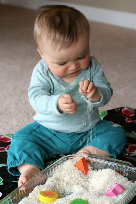 Super Easy Sensory Play: Rice Play | Fun at Home with Kids Links to other sensory play at top. Baby Zintuiglijk, Activities For One Year Olds, Baby Sensory Play, Baby Sitting, Baby Play Activities, Baby Learning Activities, Cool Baby, Montessori Baby, Toddler Play