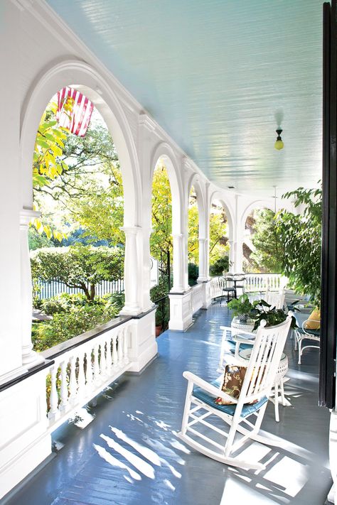 Southern Porches, Porch Life, Aesthetic Garden, Casas Coloniales, Romantic Home Decor, Garden Aesthetic, Home Porch, Front Porch Decorating, Romantic Homes