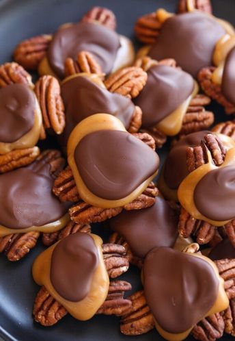 Turtles Candy With Kraft Caramels, Turtle Candy With Pecans And Caramel, Turtle Recipes, Pecan Turtles Recipe, Turtles Chocolate, Christmas Dessert Platter, Turtles Recipe, Holiday Dessert Platter, Caramel Turtles