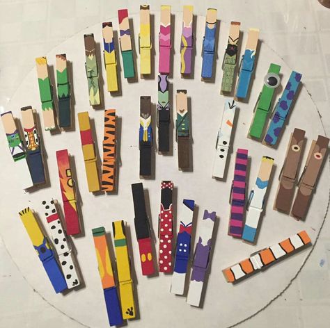 Clothes Pin Painting, Clothes Pin Painting Ideas, Decorative Clothes Pins, Thescon Pins, Clothespin Painting, Cheer Clothespins Ideas, Cheer Clothespins, Decorated Clothespins, Decorated Clothes Pins