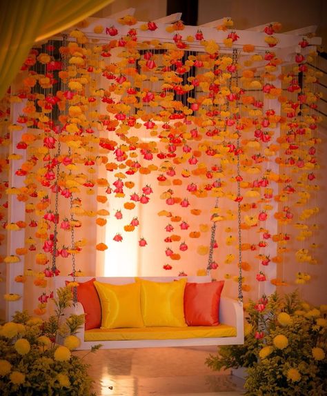 How To Plan A Budget Mehendi At Home! Haldi Ceremony Decorations, Mehendi Decor Ideas, Mehendi Decor, Wedding Hall Decorations, Simple Home Decoration, Wedding Reception Backdrop, Mehndi Ceremony, Mandap Decor, Desi Wedding Decor