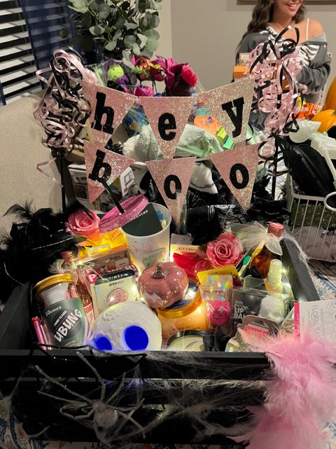 Spooky Basket Decoration, Halloween Baskets For Girlfriend, Pink Halloween Spooky Basket, Spooky Basket For Bestie, Spooky Basket For Gf, Male Spooky Basket, Bestie Spooky Baskets, Spooky Boo Basket, Spooky Basket Ideas For Boyfriend Gym