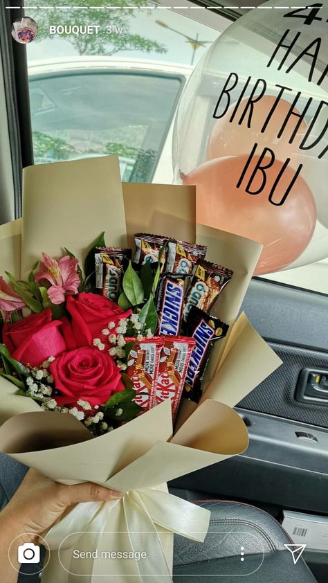 Bouquet Of Flowers And Chocolate Gift, Diy Bouquet For Men, Chocolate Bouquet With Flowers, Snack Bouquet Diy Birthday Gifts, Flower Bookey Ideas, Ramen Bouquet, Chocolate And Flower Bouquet, Chocolate Flower Bouquet, Bouquet Diy Gift