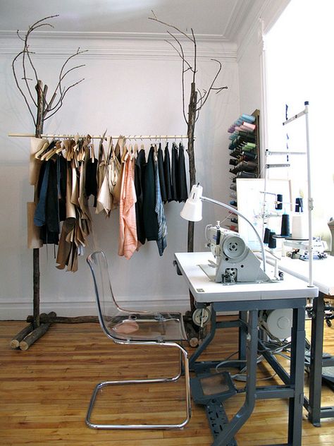 Another sewing room - mine will NEVER be this uncluttered, but here's yo dreaming! Urban Outfitters Decor, Celana Kargo, Fashion Designer Studio, Clothes Hanging, Trendy Sewing, Sewing Space, Reading Romance, Garment Racks, Sewing Rooms