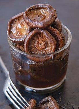 PICKLED SHIITAKE [saveur] Momofuku Recipes, Grilled Steaks, Marinated Mushrooms, Noodle Bar, Dried Mushrooms, How To Grill Steak, Pickling Recipes, Mushroom Recipes, Canning Recipes