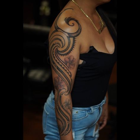 Samoan Sleeve Tattoo Women, Trible Tattoo Women Arm, Samoan Shoulder Tattoo For Women, Samoan Tattoo Women Arm, Tribe Tattoos For Women, Hawaiian Tribe Tattoo, Micronesian Tattoos, Samoan Tattoo Women, Hawaiian Tattoos For Women