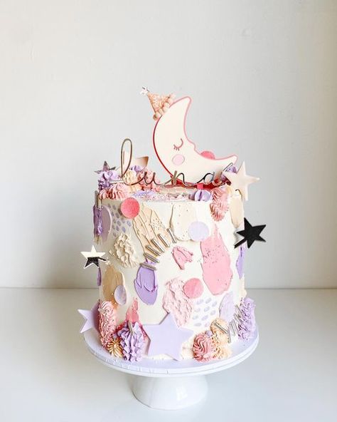 Buttercream Space Birthday Cake, Luna Themed Birthday Party, Two The Moon Birthday Balloons, Two The Moon Cake Ideas, Girly Space Cake, 2 The Moon Birthday Cake, Two The Moon Birthday Party Girl Cake, Two The Moon Birthday Cake Girl, Two The Moon Cake Topper