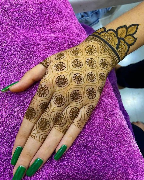 Short Mehendi, Mehendi Tattoos, Dubai Henna, Back Side Mehndi Design, Side Mehndi Design, Back Side Mehndi, Henna Styles, Mehndi Designs Simple, Mehandi Art