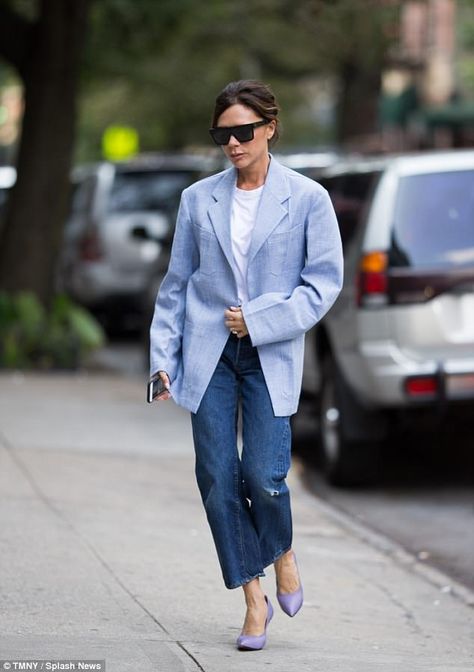 Fashionista: Victoria Beckham, 43, displayed her sartorial prowess as she wore an oversized powder blue blazer and chic wide leg jeans to run errands after her show during LFW on Saturda Oversized Blazer Street Style, Oversized Blazer Outfit, Blue Blazer Outfit, Casual Chique Stijl, Blazer And Jeans, Blazer Street Style, Jeans Trend, Blazer Outfits Casual, Victoria Beckham Style