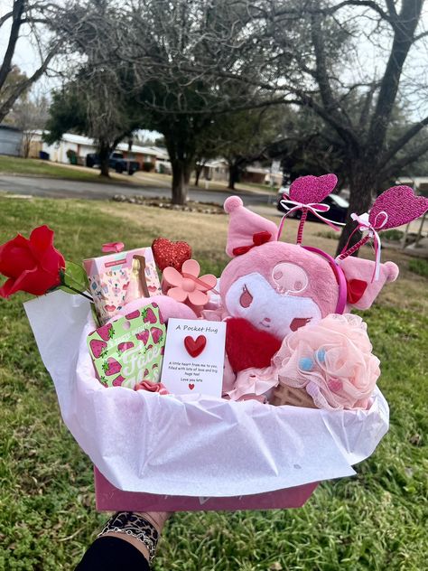 Pink Spooky Basket, Valentines Basket, Hello Kitty Gifts, Valentine Baskets, Hello Kitty Videos, Birthday Presents For Friends, Boo Basket, Diy Gift Baskets, Cute Birthday Gift