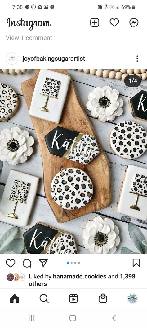 Gold Cookies, No Bake Sugar Cookies, Safari Cookies, Sugar Cookie Royal Icing, Sugar Cookie Icing, Graduation Cookies, Sugar Cookie Designs, Pretty Cookies, Cookie Inspiration