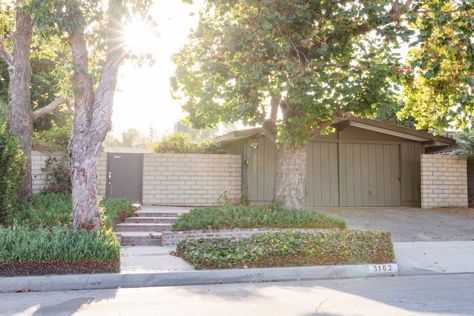 Mid Century Modern Front Yard, Cliff May Homes, Cliff May, Wood Siding Exterior, California Architecture, Modern Front Yard, California Ranch, Concrete Block, Long Beach California