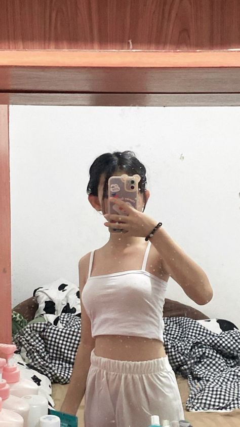 Selfie Tank Top, Asian Models Female, Beast Wallpaper, Instagram Names, Celebrity Guys, Girl Illustration, Tank Top Dress, A Mirror, Fashion Poses