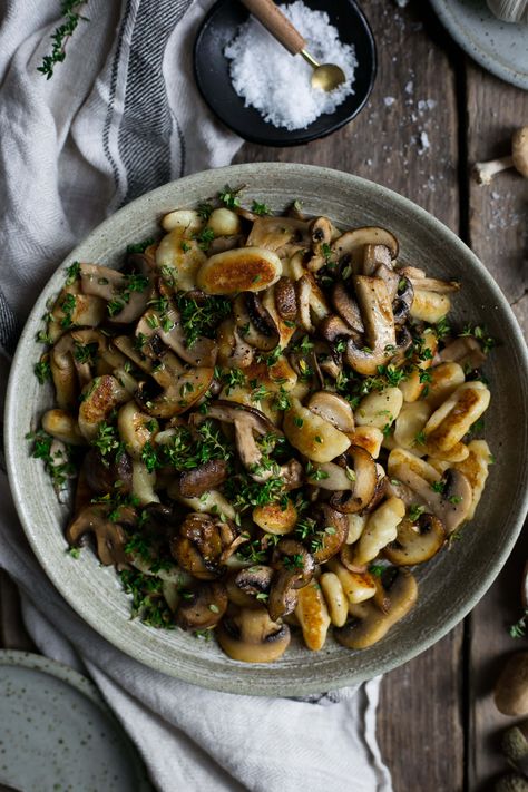 Delicious and comforting mushroom gnocchi recipe, cooked with fresh thyme and white wine. Vegan and vegetarian option! #gnocchi #vegan | via @annabanana.co Dinner Mushrooms, Mushroom Gnocchi, Resep Pasta, Homemade Comfort Food, Thyme Recipes, Gnocchi Recipes, Dinner Appetizers, Vegan Dinner, Vegetarian Options