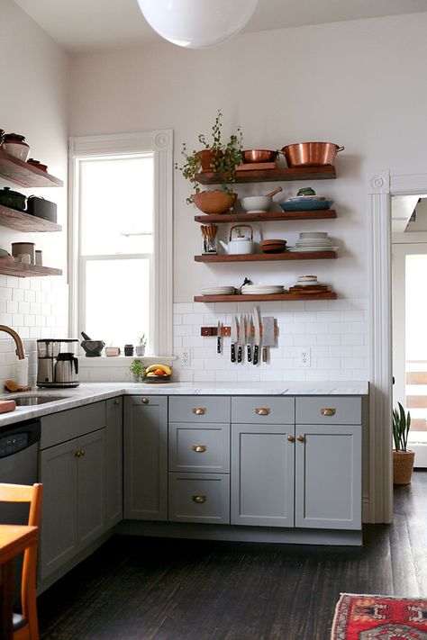 Adorable floating shelves in a grey kitchen Coloured Kitchens, Kitchen Dressers, Top Cabinets, Kitchen Renovation Inspiration, Kitchen Farm, Light Gray Cabinets, Серая Кухня, Interior Design Minimalist, L Shaped Kitchen