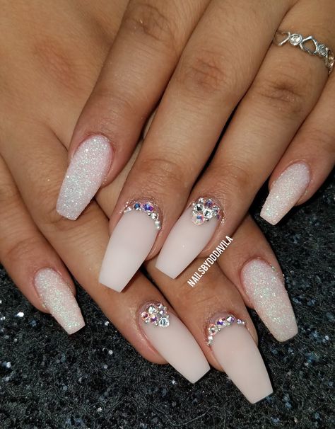 Wedding Nails For Bride With Rhinestones, White Champagne Nails, Coffin Shaped Wedding Nails, Matte Glitter Acrylic Nails, Nail Design With Gems Rhinestones, Jewels On Nails Rhinestones, Neutral Nails With Bling, Matte Nails With Gems, Coffin Bridal Nails