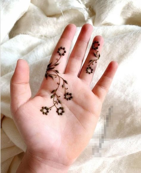 Minimal Henna Design, Simple Modern Mehndi, Simple Henna Designs For Beginners Hand, Minimal Mehendi Designs, Minimal Mehndi Designs, Easy Mehndi Designs For Beginners, Minimal Henna Designs, Minimal Mehendi, Simple And Easy Mehndi Designs