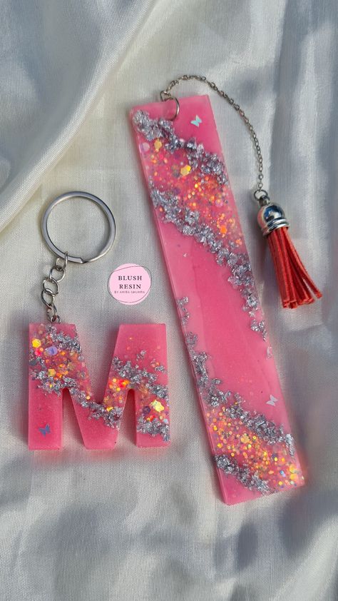 Resin Geode Keychain, Pink Resin Keychain, Resin Keyrings, Resin Alphabet, Diy Resin Keychain, Resin Geode, Diy Resin Projects, Brooch Diy, Android Wallpaper Flowers