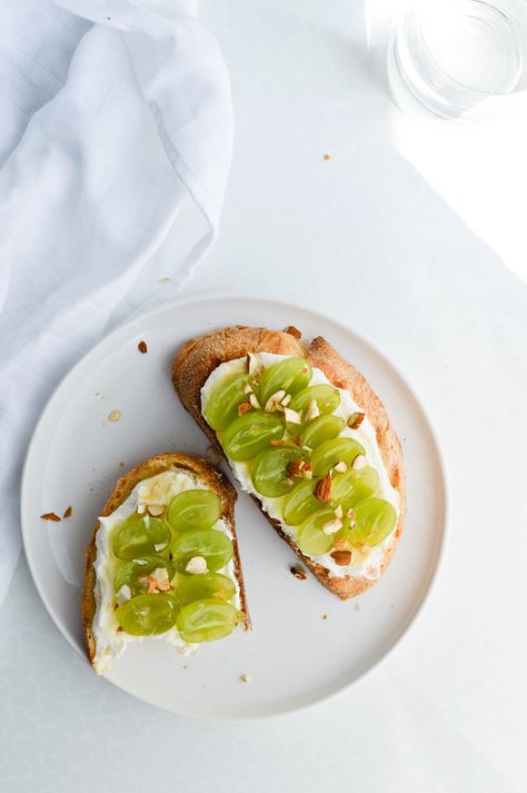 Start your day like a champion with this sweet cottage cheese toast, topped with grapes, almonds and honey. A healthy, easy recipe! Grape Desserts, Loaded Toast, Sweet Cottage Cheese, Cottage Cheese Toast, Honey Lips, Grape Dessert, Healthy Easy Recipe, Jam Toast, Eat Green