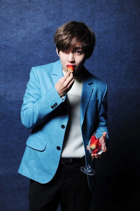 BTS's V has proven to be a true strawberry fanatic as he has eaten them off of cakes as well as held photo shoots with them. Taehyung Eating Strawberry, Taehyung Eating, Taehyung Blue, Eating Strawberry, Sky Blue Blazer, Taehyung Gucci, Becoming A Model, Body Picture, Blue Outfit