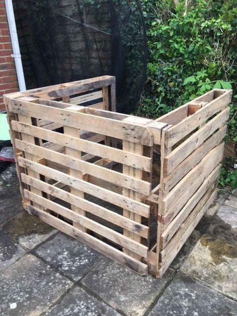 Wood Crate Bar Diy, Easy Pallet Bar Diy Projects, Pallet Bars Diy Outdoor Backyard, Pallet Bar Diy Plans, Pallet Bar Diy How To Build, Skid Bar Pallet Wood, Pallet Tiki Bar Ideas Diy, Diy Outdoor Tiki Bar, Pallett Bar