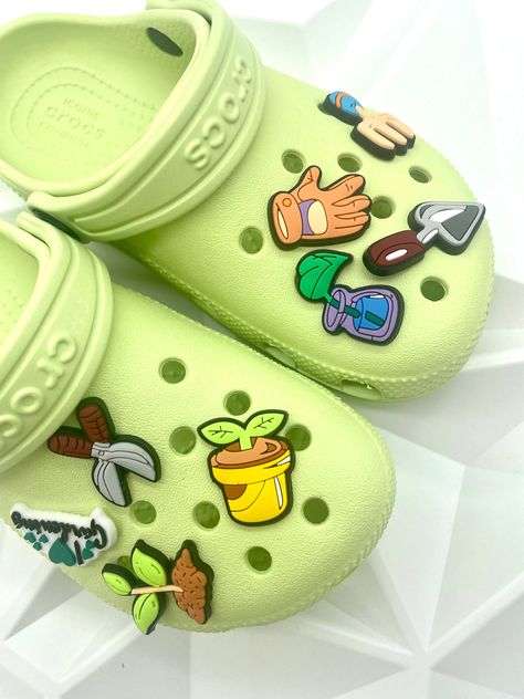 Green Crocs, Fuzzy Crocs, Crocs With Jibbitz, Cool Crocs, Crocs Aesthetic, Crocs With Charms, Crocs Charms, Crocs Jibbitz, Crocs Fashion