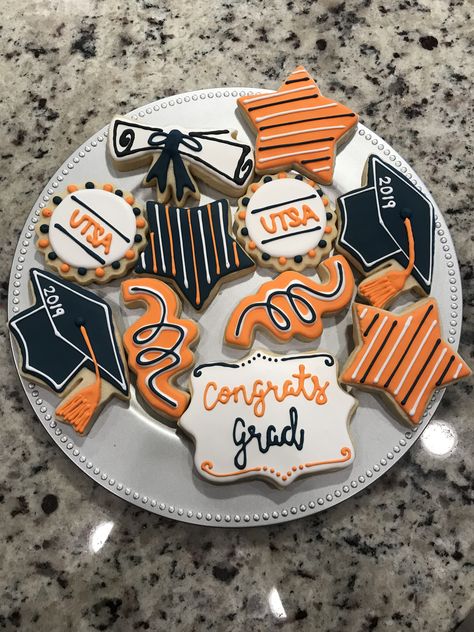 Graduation Icing Cookies, Royal Icing Graduation Cookies, Summer Sugar Cookies, Graduation Party Desserts, Graduation Cookies, Iced Sugar Cookies, Sugar Cookie Designs, Cookie Frosting, Fancy Cookies